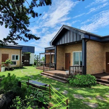 Wind Jeju Cafe & Pension Согвипхо Экстерьер фото