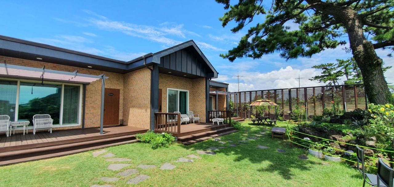 Wind Jeju Cafe & Pension Согвипхо Экстерьер фото