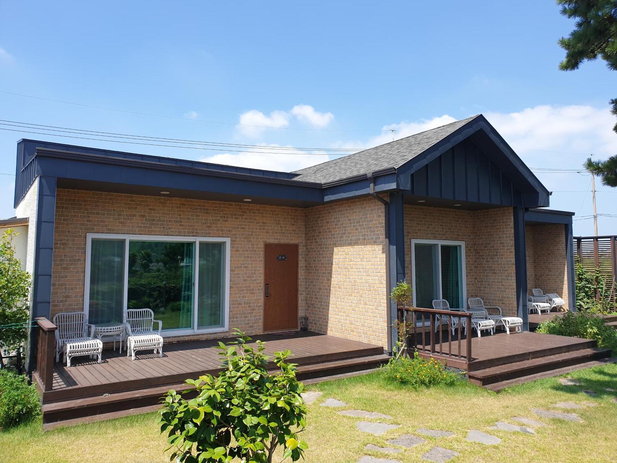 Wind Jeju Cafe & Pension Согвипхо Экстерьер фото