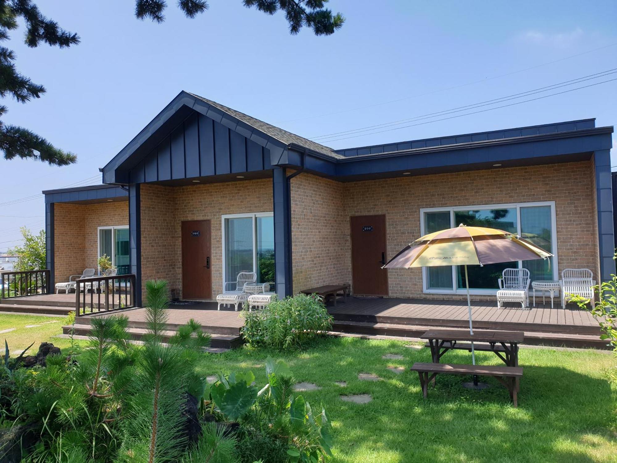 Wind Jeju Cafe & Pension Согвипхо Экстерьер фото