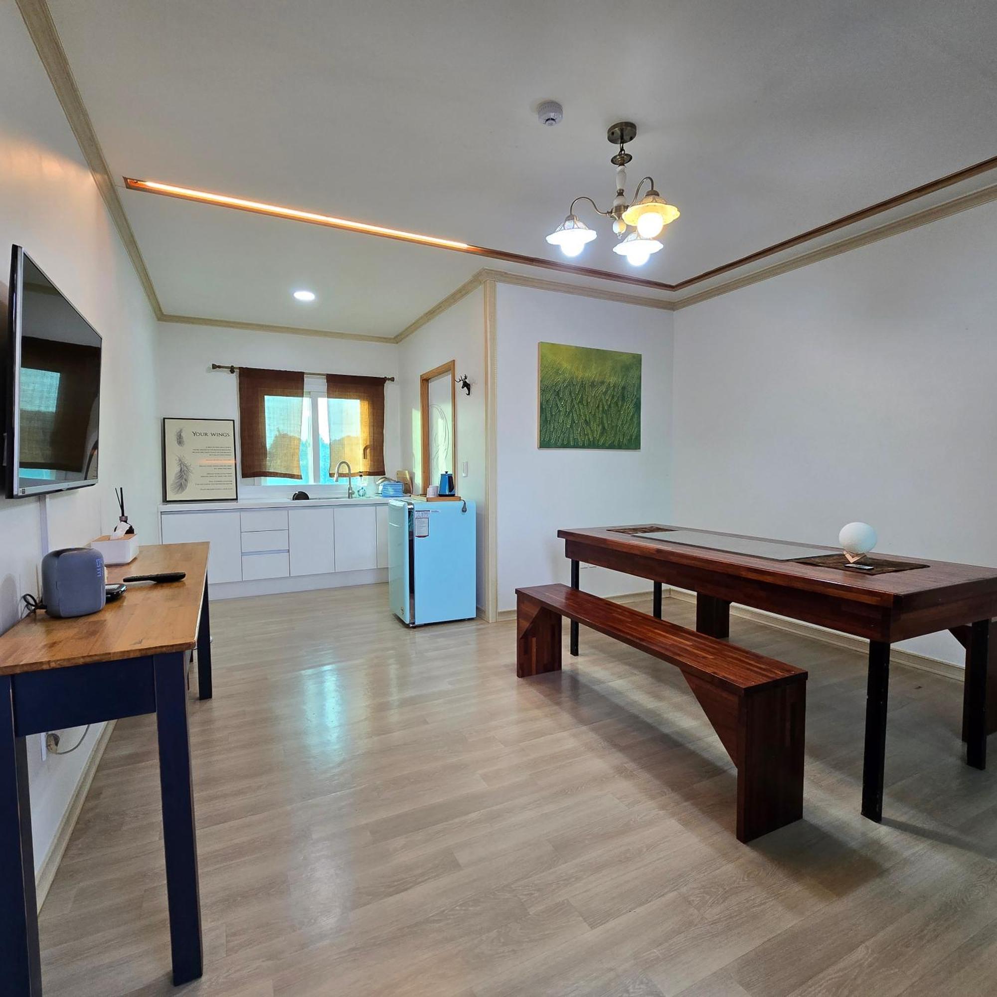 Wind Jeju Cafe & Pension Согвипхо Экстерьер фото