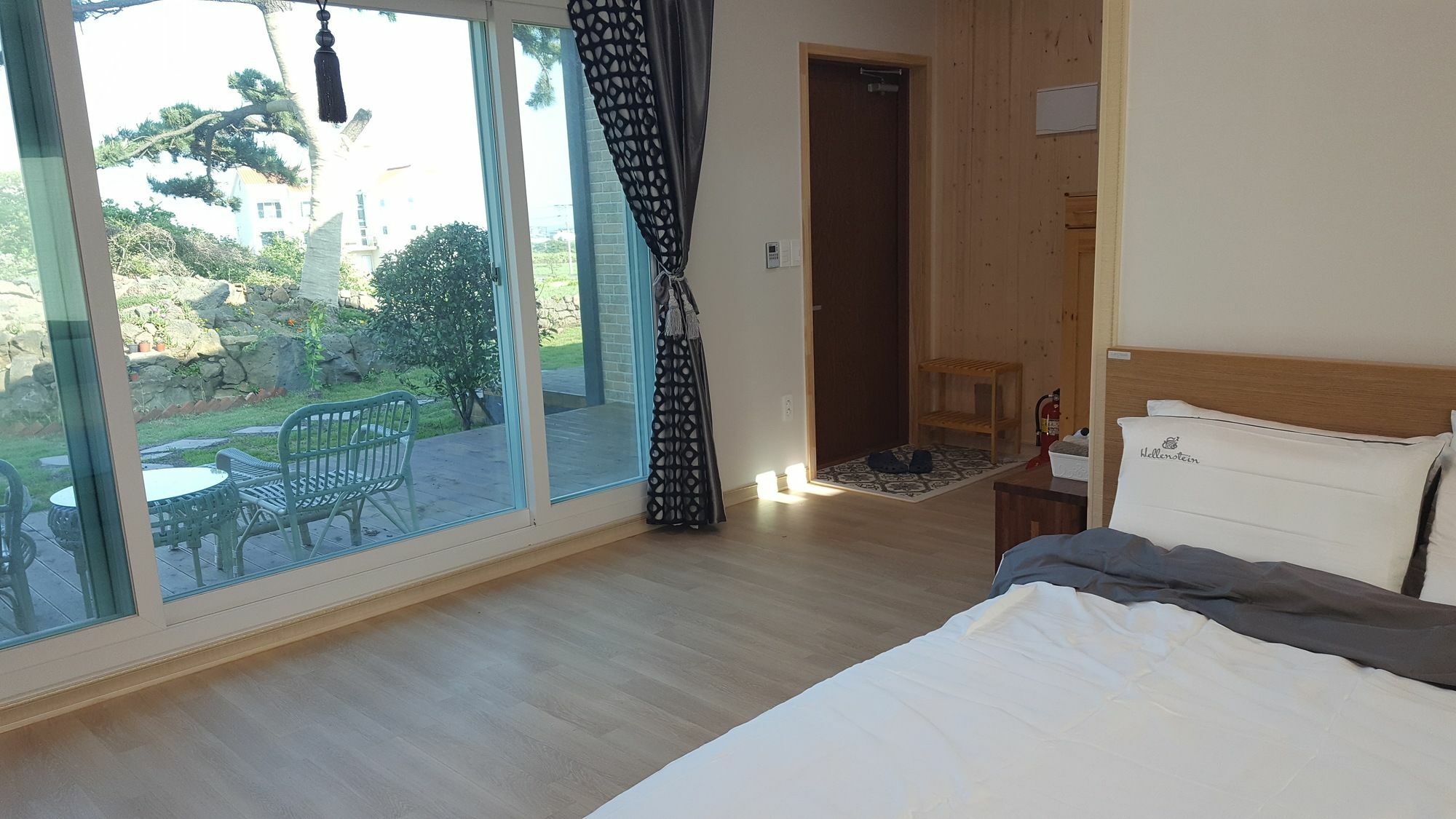 Wind Jeju Cafe & Pension Согвипхо Экстерьер фото