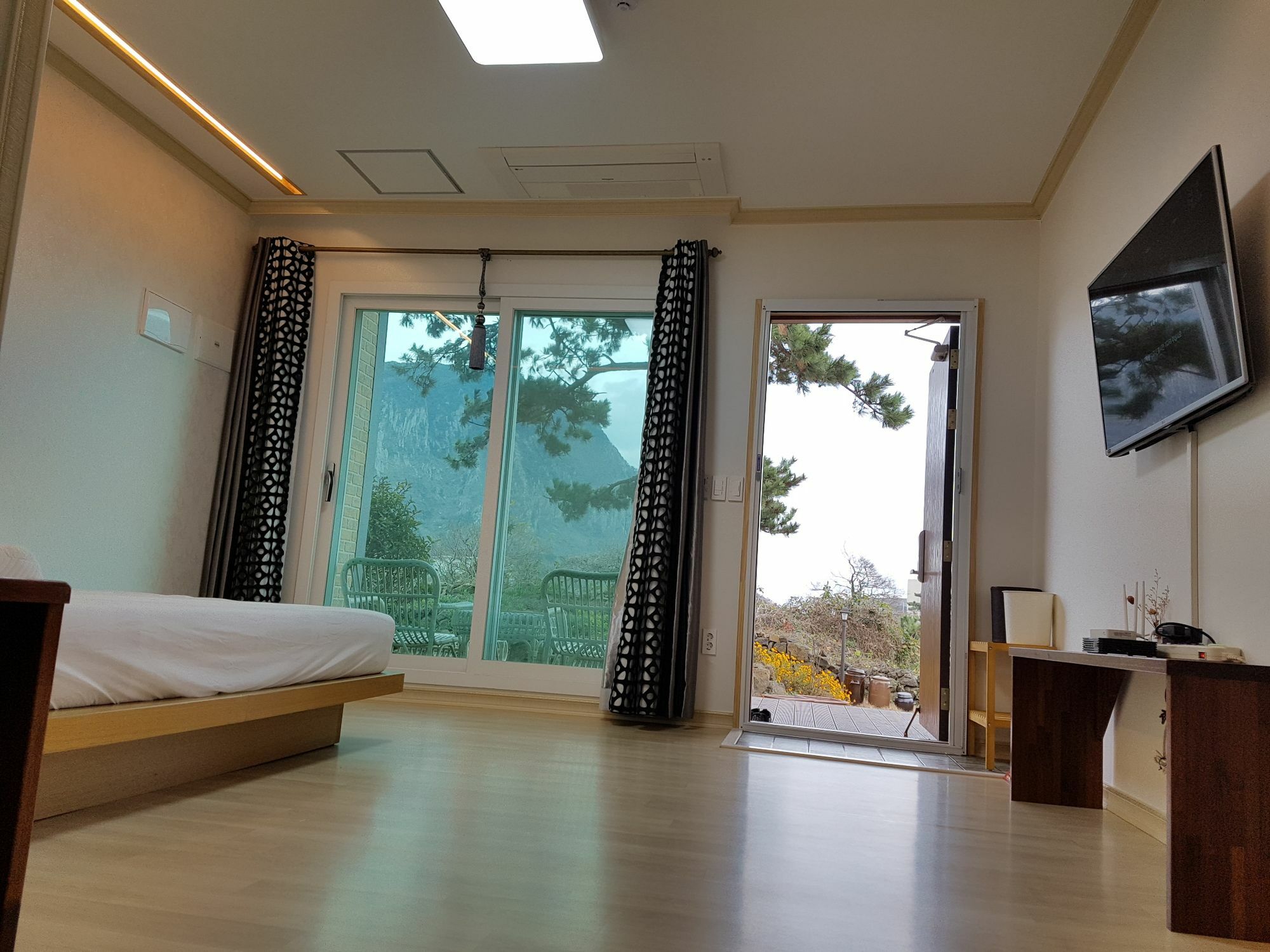 Wind Jeju Cafe & Pension Согвипхо Экстерьер фото