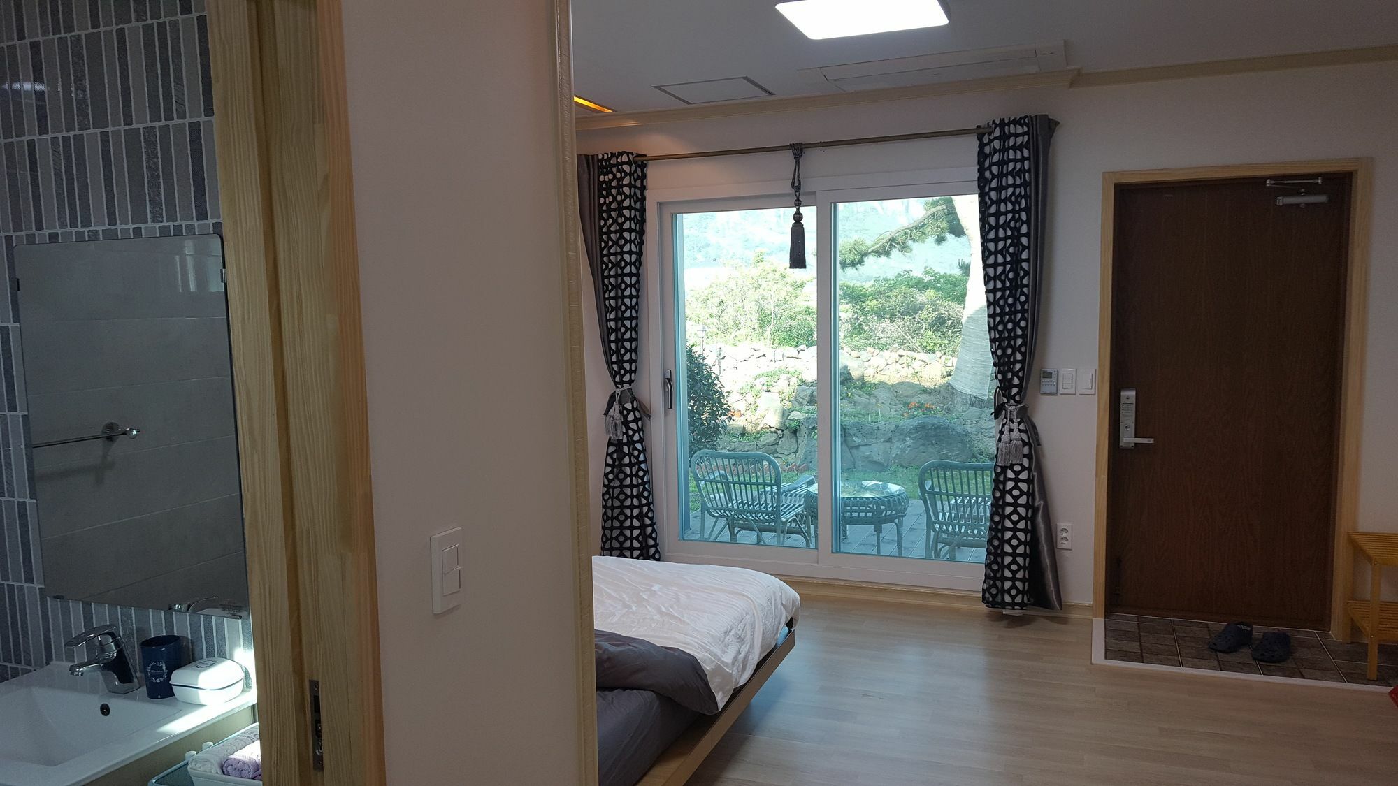 Wind Jeju Cafe & Pension Согвипхо Экстерьер фото