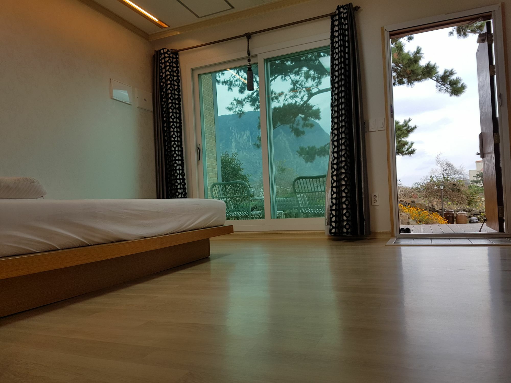 Wind Jeju Cafe & Pension Согвипхо Экстерьер фото