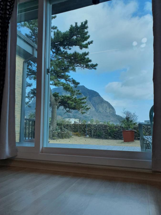 Wind Jeju Cafe & Pension Согвипхо Экстерьер фото
