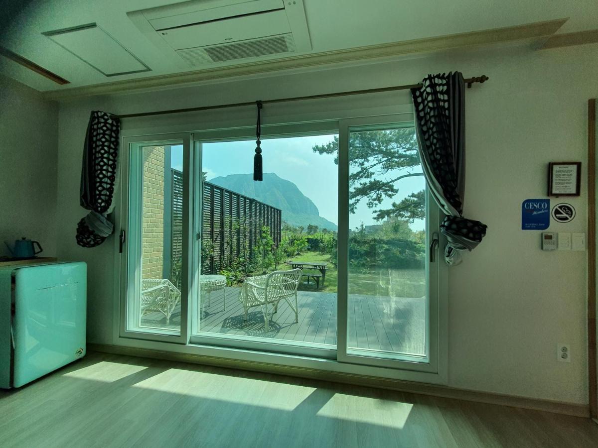 Wind Jeju Cafe & Pension Согвипхо Экстерьер фото